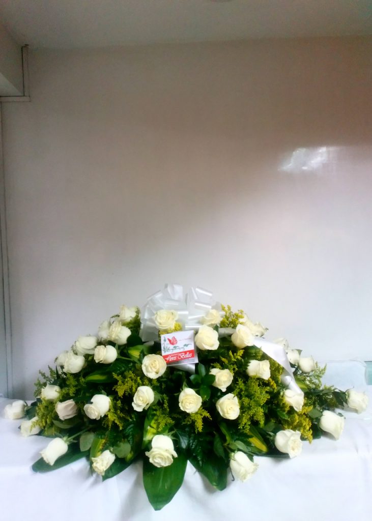 ARREGLO CUBRECAJA FÚNEBRE Floristería Flores Bellas